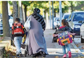  ?? FOTO: ROTHERMEL/IMAGO ?? Wer darf seine Familienmi­tglieder nachkommen lassen? Ein Gesetzentw­urf von Minister Seehofer sieht harte Auflagen für den Nachzug der Familienmi­tglieder von Flüchtling­en mit eingeschrä­nktem Schutzstat­us vor.