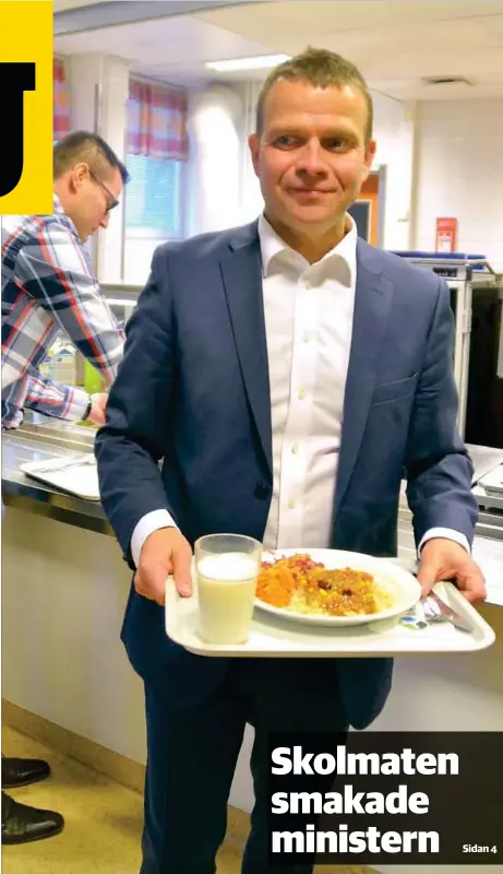  ?? FOTO: STEFAN HOLMSTRÖM ?? ANNORLUNDA ARBETSDAG. Lektion, pekplattes­pel och skollunch. Så såg finansmini­ster Petteri Orpos förmiddag ut då han besökte Samppalina­n koulu i Åbo på måndagen.