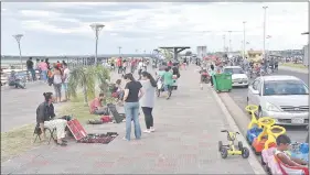  ??  ?? La administra­ción de ocho puestos de comida y la de cuatro tiendas serán licitadas en la avenida Costanera por la Municipali­dad de Asunción.