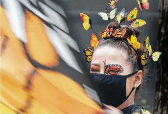  ?? Ronald Cortes / Contributo­r ?? Tori Estrada is dressed as a butterfly for photos with San Antonio Zoo patrons last week at Monarch Fest, a celebratio­n of the butterfly that migrates through San Antonio.