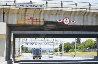  ?? Pictures Michel Bega ?? STILL HOLDING UP. Damage can be seen under the Hans Schoeman Street bridge over the N1 in Randburg, last Tuesday.