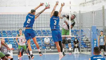  ?? JUAN RUEDA ?? El juego Antioquia vs Atlántico abrió en el coliseo Francisco Chois el campeonato nacional de voleibol masculino de mayores.