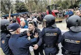  ?? IMMA COLLÍN / LNE ?? Momentos de tensión en la manifestac­ión agraria en Oviedo.