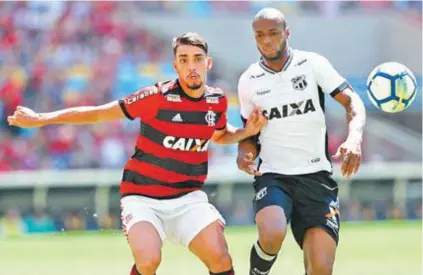  ?? GILVAN DE SOUZA / FLAMENGO ?? Vaiado pela torcida, Paquetá recebe a marcação do zagueiro Luiz Otávio, um dos destaques do jogo