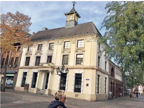  ?? ARCHIVFOTO: HERIBERT BRINKMANN ?? Die Gemeinde erwarb 1876 dieses um 1800 errichtete Haus am Hückelsmar­kt vom Arzt Dr. Hüpen und baute es zum Rathaus um.