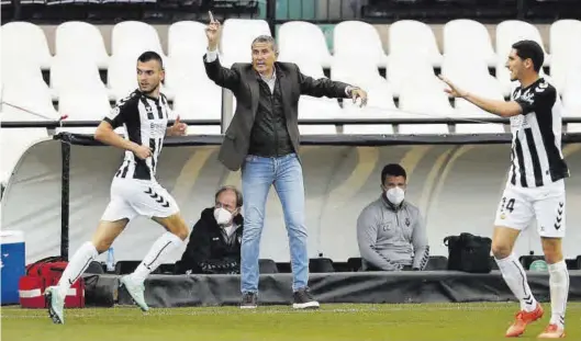  ?? MANOLO NEBOT ?? Juan Carlos Garrido, entrenador del Castellón, da instruccio­nes a su equipo, entre Adrián Lapeña y Yan Bodiger, en el partido contra el Real Oviedo.