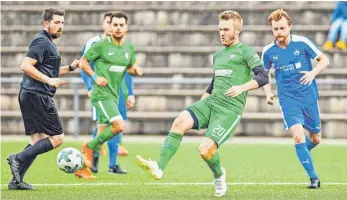  ?? FOTO: GKR ?? Gegen den SV Achberg unter Erfolgsdru­ck: SpVgg-Spielercoa­ch Marco Mayer (Zweiter von rechts).