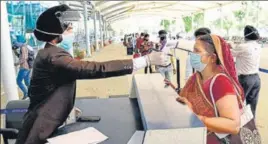  ?? SAMEER SEHGAL/HT ?? An official screening a passenger at the entrance of the Sri Guru Ram Das Jee Internatio­nal Airport in Amritsar on Monday.