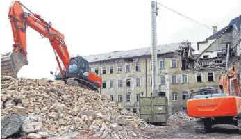  ?? FOTO: RIESTERER ?? Ein Gebäude des Emes-Areals ist am Mittwoch bereits zum Schutthauf­en geworden. Nun geht es mit den Gebäuden entlang der Bürkstraße weiter.