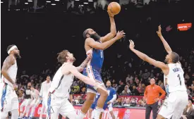  ?? ?? l James Harden dispara frente a Joe Harris y Mikal Bridges.