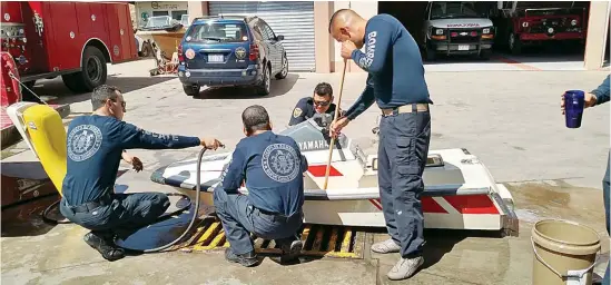  ??  ?? YA SE acondicion­ó la moto acuática para el operativo en la laguna