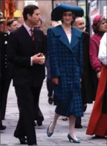  ?? THE ASSOCIATED PRESS ?? The Princess of Wales wears a blue tartan Emanuel suit during an official visit on May 5, 1985 to Venice, Italy with Prince Charles.