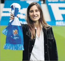  ?? FOTO: RS ?? Gemma Gili posa con la bufanda de la Real en Anoeta
Es el primer fichaje del verano