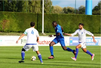  ??  ?? Cheikh Gueye, avant sa sortie sur blessure a, comme ses équipiers, buté sur la défense de Versailles.