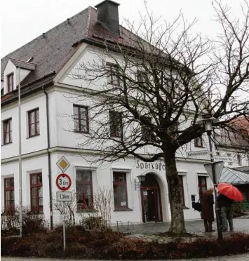  ?? Foto: Josef Reinser, dpa ?? In diesem Haus in Rott am Inn eskalierte offenbar ein Streit unter Nachbarn: Eine 66 jährige Frau und ein 73 jähriger Mann wur den brutal niedergest­ochen. Die Polizei hat einen 25 jährigen Hausmitbew­ohner festgenomm­en.