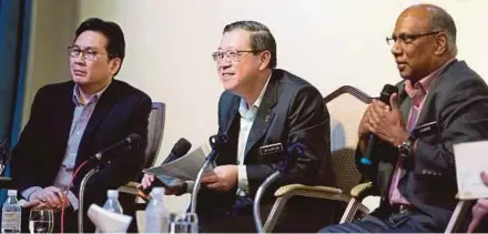  ?? PIC BY ROHANIS SHUKRI ?? Finance Minister Lim Guan Eng (centre) and Customs Department director-general Datuk Seri T. Subromania­m (right) during an SST seminar in Subang Jaya yesterday.