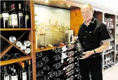  ?? BILD: KARSTEN RÖHR ?? Der südafrikan­ische Oldenburg-Wein als Magnumflas­che – Pollmann mit einem seiner Lieblingsw­eine.