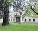  ?? [ AS Immobilien Südburgenl­and] ?? Ein üppiger Park umrahmt diese Schlossanl­age in Ungarn.