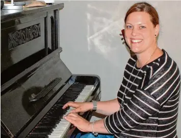  ?? Foto: Ursula Katharina Balken ?? Als Logopädin befasst sich Insa Wittkugel mit Sprache. Das hat sie zum Singen gebracht. Und wenn die Zeit reicht, spielt sie nicht nur Akkordeon, sondern auch Klavier.
