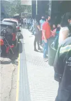  ??  ?? Usuarios esperaron hasta horas ayer en el Registro Automotor.