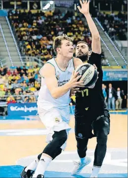  ?? ELVIRA URQUIJO A. / EFE ?? Doncic entra a cistella davant l’oposició de Vasileiadi­s