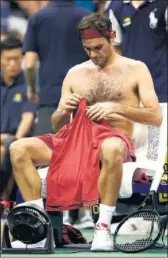  ??  ?? Roger Federer, abatido en su silla.