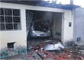  ??  ?? Casa foi parcialmen­te destruída na localidade conhecida como Bomba