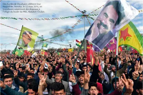  ??  ?? Des Kurdes de Diyarbakir célèbrent leur Nouvel An, Newroz, le 12 mars 2016, en brandissan­t notamment des drapeaux à l’effigie du leader du PKK, Abdullah Öcalan.