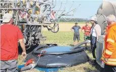  ??  ?? Zahlreiche Landwirte halfen am Donnerstag mit und sorgten für ausreichen­d Löschwasse­r.