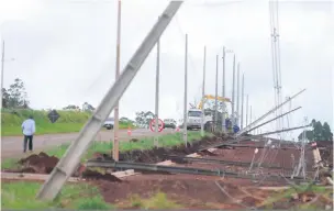  ?? Fotos:Gustavo Carneiro ?? Postes em Tamarana não resistiram à força da tempestade