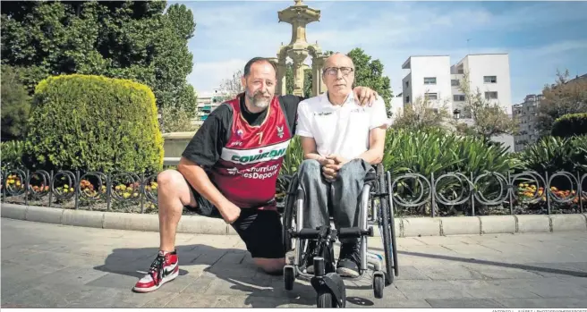  ?? ANTONIO L. JUÁREZ / PHOTOGRAPH­ERSSPORTS ?? El entrenador y el capitán del Covirán Churriana Inclusivo posan delante de la Fuente de las Batallas.