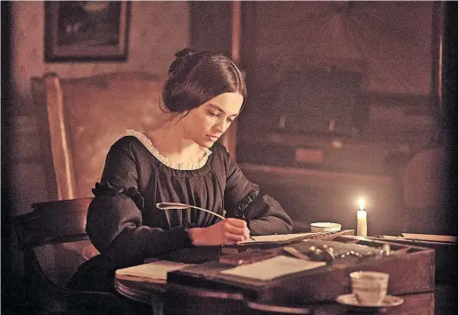  ?? [ Filmladen Filmverlei­h] ?? Emma Mackey spielt die Schriftste­llerin Emily Bronte¨ im Film „Emily“, der sehr frei mit historisch­en Gewissheit­en umgeht: Jetzt im Kino.