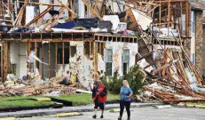  ?? FOTO: IMAGO ?? Zwei Einwohneri­nnen von Rockport, Texas, gehen an einem völlig zerstörten Haus vorbei. Der Ort wurde besonders stark getroffen.