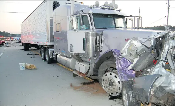  ?? DEPARTMENT VIA THE ASSOCIATED PRESS CHATTANOOG­A POLICE ?? A crash scene in Chattanoog­a, Tenn., in 2015. U.S. President Donald Trump is putting the brakes on efforts to address dangerous transporta­tion safety problems.