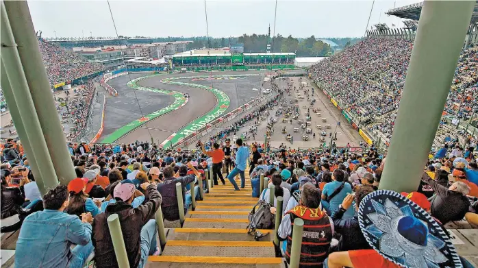  ?? MEXSPORT ?? La zona del Foro Sol resultó una de las partes de la pista que más disfrutaro­n los fans y los pilotos.