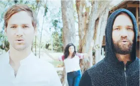  ??  ?? Junto a Jose y Jorge Colón estuvo la actriz Andrea Jiménez intentado cruzar un “slackline” como parte de la historia del video.