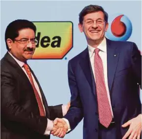  ?? REUTERS PIC ?? Aditya Birla Group chairman Kumar Mangalam Birla (left) with Vodafone Group chief executive officer Vittorio Colao at a press conference announcing the merger of Vodafone’s India unit with Idea Cellular in Mumbai yesterday.