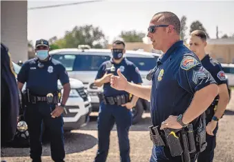  ?? ROBERTO E. ROSALES/JOURNAL ?? APD Sgt. Michael Jones holds a briefing in the parking lot of Grace Temple Missionary Baptist Church in the Internatio­nal District before officers go out on patrol early Wednesday afternoon.