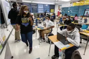  ?? JOSE A IGLESIAS jiglesias@elnuevoher­ald.com ?? Dannielle Boyer, a teacher at Miami Northweste­rn High School, discusses what happened on 9/11 with her class. Boyer began teaching on Sept. 11, 2001, working with sixth-graders at Westview Middle School.
