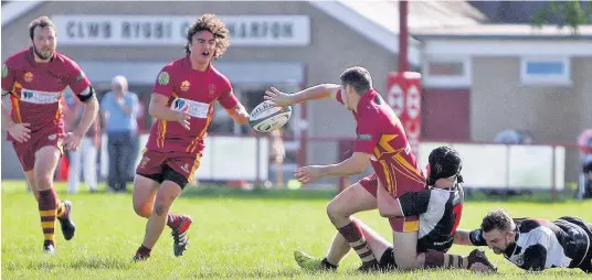  ?? Pictures: RICHARD BIRCH ?? Caernarfon off-load to set up an attack against Mold at Y Morfa last Saturday