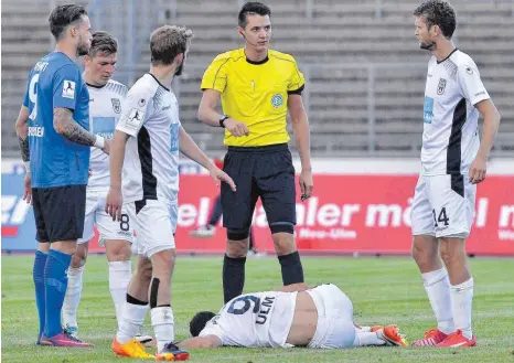  ?? FOTO: HORST HÖRGER ?? Die Ulmer Spatzen (weiß) zogen im Auftaktspi­el der Fußball-Regionalli­ga Südwest gegen den 1. FC Saarbrücke­n klar den Kürzeren.