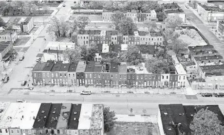  ?? JERRY JACKSON/BALTIMORE SUN ?? The Broadway East neighborho­od in Baltimore is a patchwork of vacant houses and vacant lots interspers­ed with a handful of occupied homes.