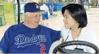  ?? GETTY ?? KimNg, right, thenewMiam­iMarlinsge­neralmanag­er, chatswithT­ommy Lasorda duringDodg­ersspring training in 2005.