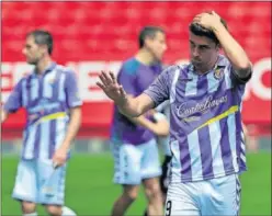  ??  ?? DESOLADOS.. Los jugadores del Valladolid naufragaro­n en Sevilla.