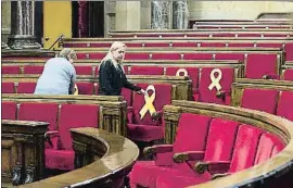  ?? MANÉ ESPINOSA ?? Los lazos amarillos volvieron a estar presentes ayer en el Parlament