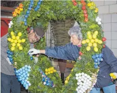  ?? FOTO: ZURKE ?? Ursula Voitl und Werner Köhl beim Stecken der Ostereier.