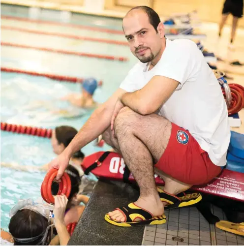  ?? Foto: Uwe Steinert ?? Ahmad Al-Tabbakh floh mit dem Schlauchbo­ot über das Meer nach Europa. Damals konnte er nicht schwimmen. Jetzt ist er Schwimmtra­iner.