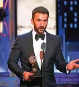  ??  ?? Michael Aronov accepts the award for best performanc­e by an actor in a featured role in a play for "Oslo".