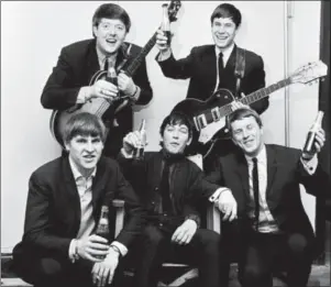  ?? / GETTY ?? Alan Price (sentado a la izquierda), Eric Burdon (a su lado) y el resto de The Animals celebran el número uno de la canción, el 4 de julio de 1964.