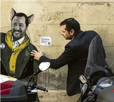  ?? APA ?? Der Street-ArtKünstle­r Tvboy hat in Rom das Bild „Die Katze und der Fuchs“mit Luigi Di Maio, Giuseppe Conte und Matteo Salvini gezeichnet